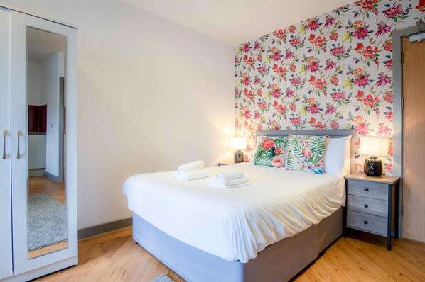 Iron/ironing board, bed sheets