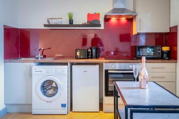 Apartment (0 Bedroom) | Dapur peribadi | Ketuhar gelombang mikro, ketuhar