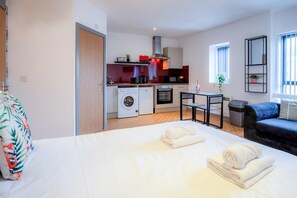 Departamento (0 Bedroom) | Tabla de planchar con plancha y ropa de cama