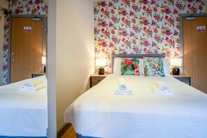 Departamento (0 Bedroom) | Tabla de planchar con plancha y ropa de cama