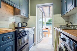 Microwave, oven - Cosy Cottage - 2 Bedroom Cottage - Mumbles (Swansea)