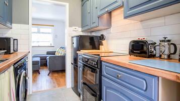 Mökki (2 Bedrooms) | Yksityinen keittiö | Mikroaaltouuni, uuni