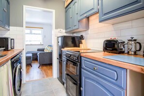 Cottage (2 Bedrooms) | Private kitchen | Microwave, oven - Cosy Cottage - 2 Bedroom Cottage - Mumbles (Swansea)