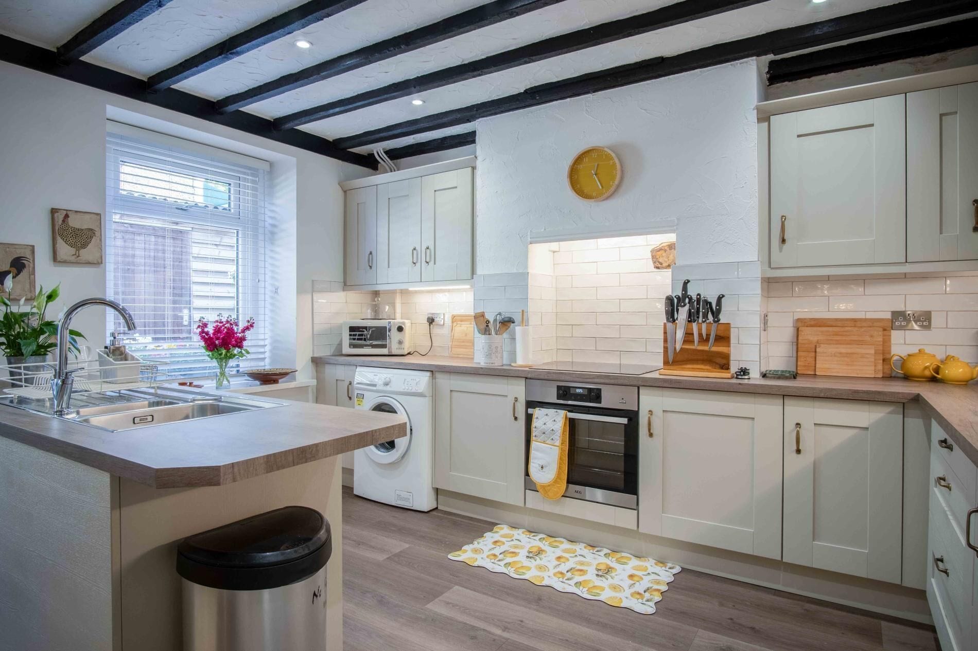 Casa de campo (3 Bedrooms) | Cozinha privada | Micro-ondas, fogão, cadeirão de bebê, liquidificador