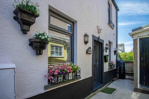 Front of property - Rose Cottage - 3 Bedroom - Murton Mumbles (Swansea)