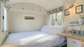 Apartemen (1 Bedroom) | 1 kamar tidur, setrika/meja setrika, dan seprai linen