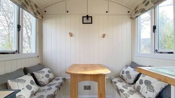 Leilighet (1 Bedroom) | Oppholdsområde | En 28-tommers TV med digitale kanaler