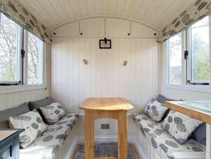 Leilighet (1 Bedroom) | Oppholdsområde | En 28-tommers TV med digitale kanaler