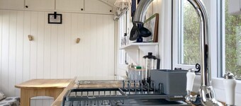 Duck House - 1 Bed Shepherds Hut - Gower