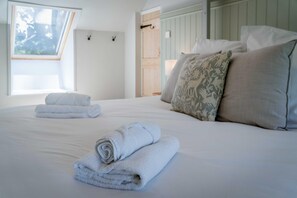 3 habitaciones, tabla de planchar con plancha y ropa de cama 