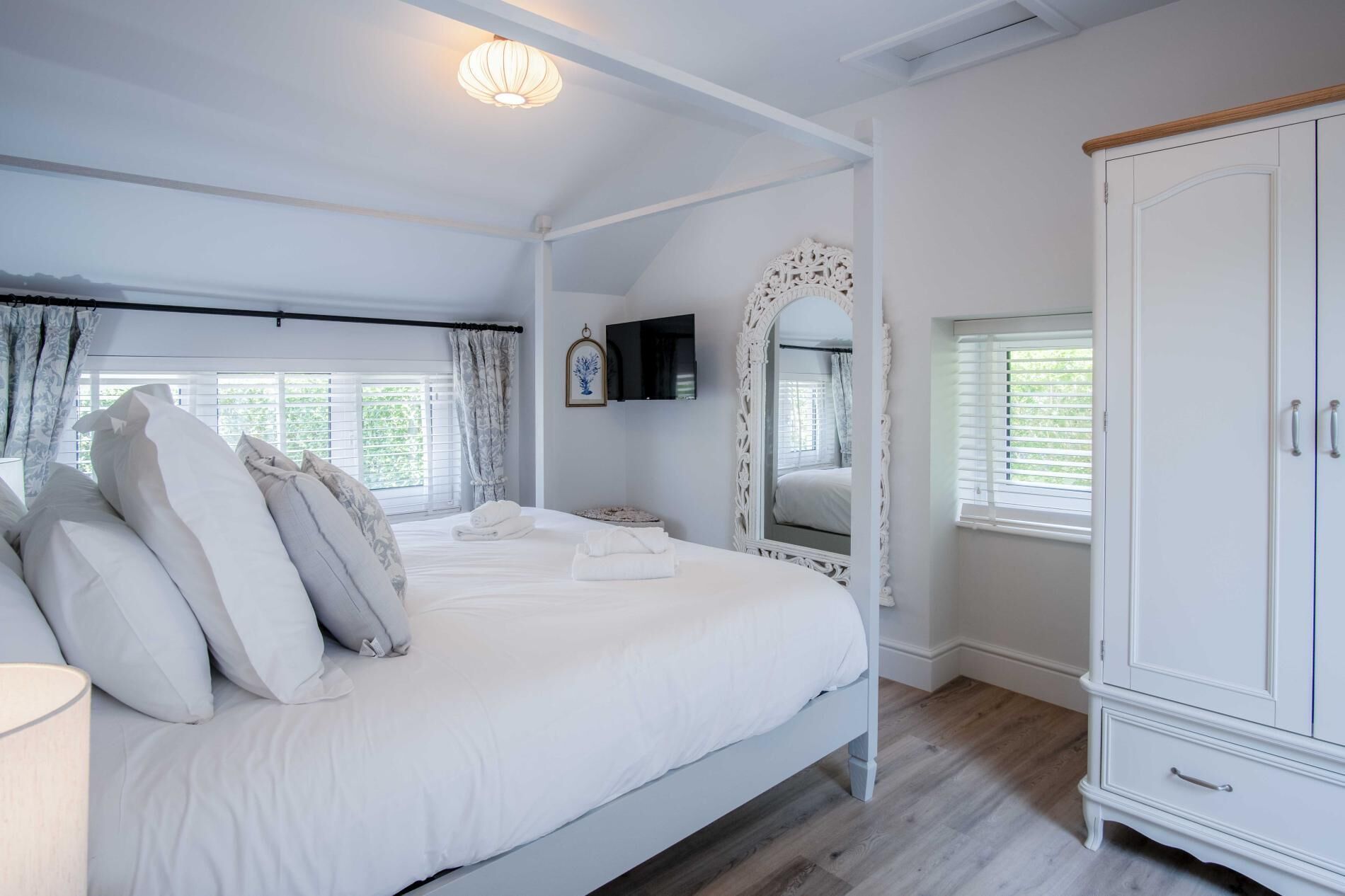 3 bedrooms, iron/ironing board, bed sheets