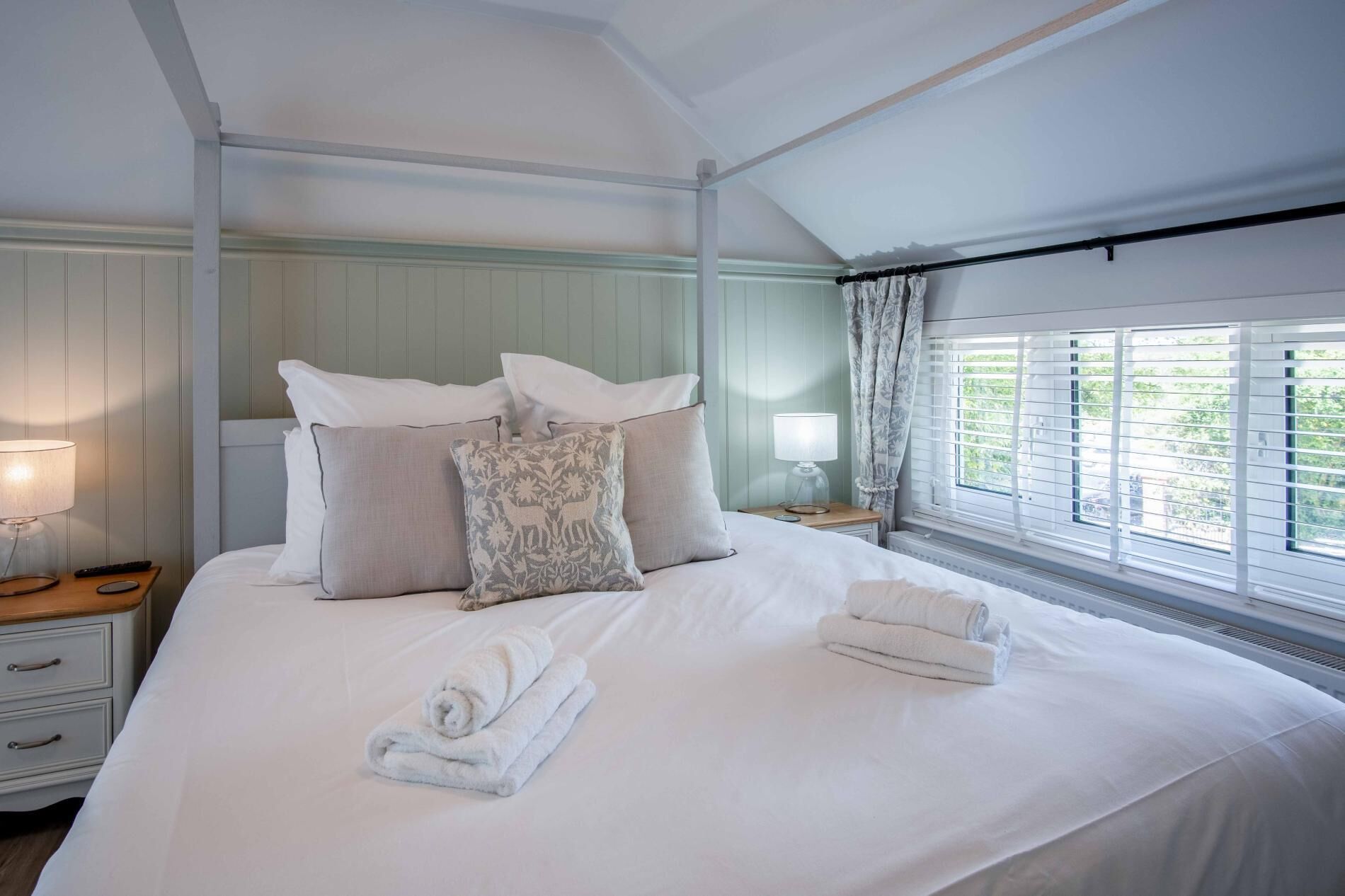 3 makuuhuonetta, silitysrauta/-lauta, vuodevaatteet