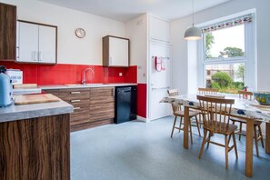 Talo (5 Bedrooms) | Yksityinen keittiö | Mikroaaltouuni, uuni, syöttötuoli