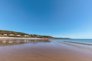 Rannalla, laitesukellusmahdollisuus, purjelautailumahdollisuus