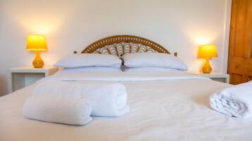 5 makuuhuonetta, silitysrauta/-lauta, vuodevaatteet