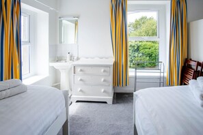 5 Schlafzimmer, Bügeleisen/Bügelbrett, Bettwäsche