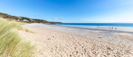 En la playa, buceo, windsurf