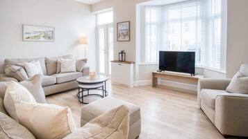 Apartemen (3 Bedrooms) | Area keluarga | Televisi 30-inci dengan saluran TV digital