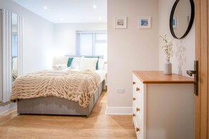 3 habitaciones, tabla de planchar con plancha y ropa de cama 