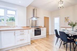 Microwave, oven - Seascape Retreat - 3 Bedroom Flat - Porthcawl (Porthcawl)