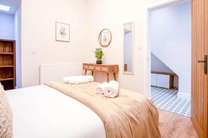 3 bedrooms, iron/ironing board, bed sheets - Seascape Retreat - 3 Bedroom Flat - Porthcawl (Porthcawl)