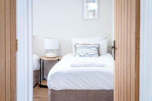 3 bedrooms, iron/ironing board, bed sheets - Seascape Retreat - 3 Bedroom Flat - Porthcawl (Porthcawl)