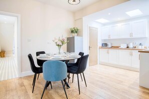 Dining - Seascape Retreat - 3 Bedroom Flat - Porthcawl (Porthcawl)