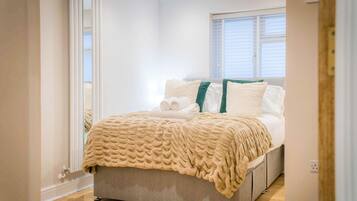 3 habitaciones, tabla de planchar con plancha y ropa de cama