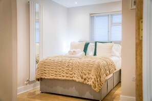 3 bedrooms, iron/ironing board, bed sheets - Seascape Retreat - 3 Bedroom Flat - Porthcawl (Porthcawl)