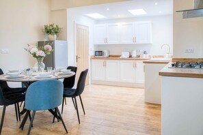 Dining - Seascape Retreat - 3 Bedroom Flat - Porthcawl (Porthcawl)