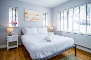 2 habitaciones, tabla de planchar con plancha y ropa de cama 