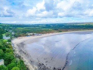 En la playa, buceo, windsurf