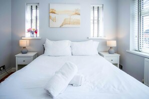 Cottage (2 Bedrooms) | 2 kamar tidur, setrika/meja setrika, dan seprai linen