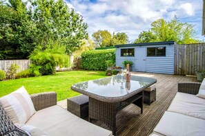 Outdoor dining - Marshmallow - 2 Bedroom Cottage - Oxwich (Swansea)