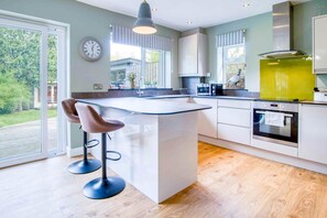 Cottage (2 Bedrooms) | Private kitchen | Microwave, oven