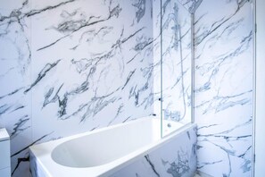 Combined shower/bathtub, towels