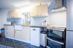 Cottage (2 Bedrooms) | Private kitchen | Microwave, oven