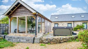 A modern house with a glass-enclosed porch, a stone wall, and a small shed. - West Barn - 2 Bedroom Cottage - Llandeilo (Llandeilo)
