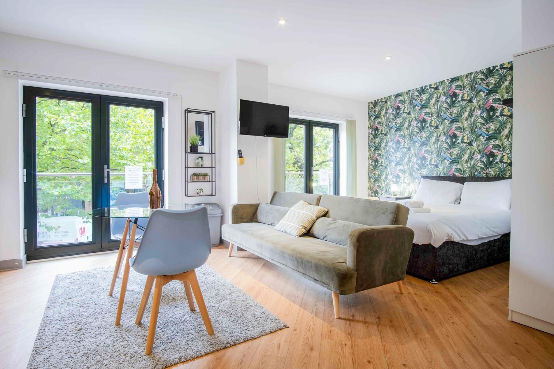 Appartement (0 Bedroom) | Woonruimte | Een 30-inch televisie met digitale zenders