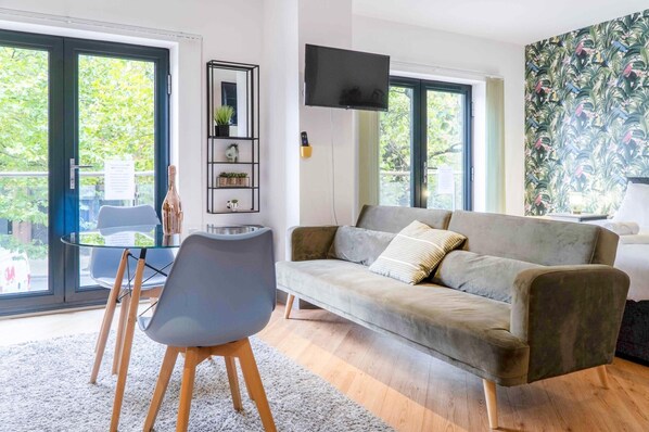 Appartement (0 Bedroom) | Coin séjour | Télévision de 30 pouces avec chaînes numériques