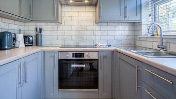 Chalet (2 Bedrooms) | Cuisine privée | Micro-ondes, four