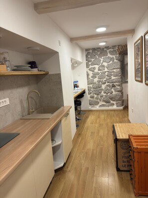 Haartrockner, Handtücher, Seife, Toilettenpapier