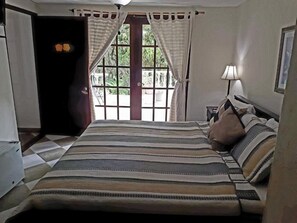 King Room (Sunkissed) - Hibiscus House Bed and Breakfast (Contadora Island)