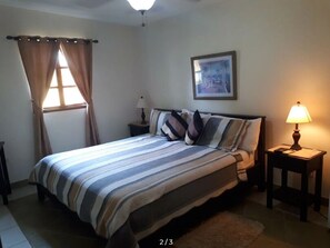 King Room (Shared Bath) | 客房內保險箱、免費無線上網