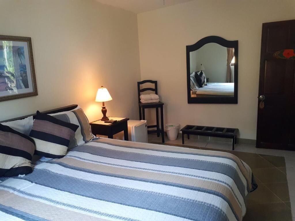 King Room (Shared Bath)