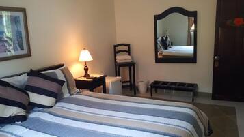 King Room (Shared Bath) | Két bảo mật tại phòng, truy cập Internet không dây miễn phí