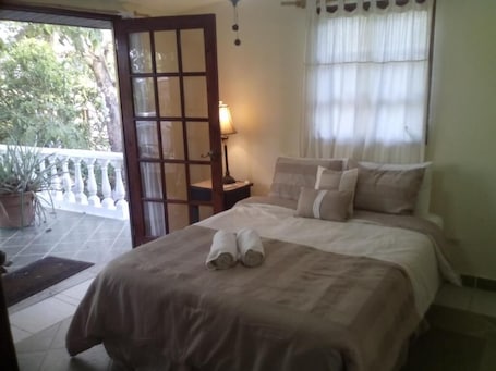 Queen Room (Shared Bath). Hibiscus House Bed and Breakfast