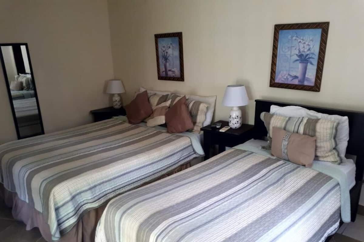 Triple Room 1 Queen & 1 Single | Tallelokero huoneessa, ilmainen Wi-Fi