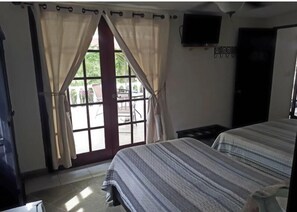 Triple Room 1 Queen & 1 Single | 客房內保險箱、免費無線上網