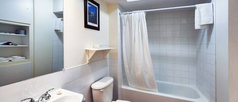 Un baño con inodoro, lavamanos y bañera.